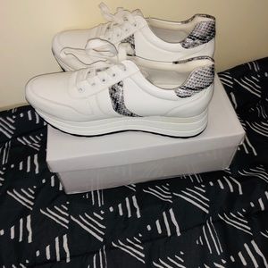 Trendy Platform snake skin sneakers